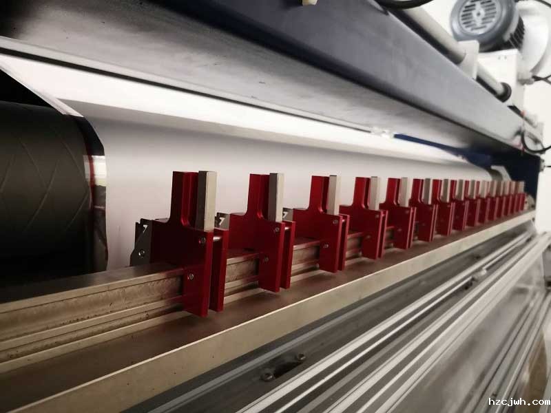 即使分切机的刀片很小,也要注意安全 即使分切机的刀片很小,也要注意安全